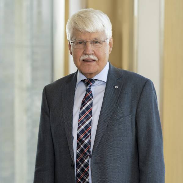 2. Jens-Peter Kruse, stellvertretender Vorsitzender der Bundesarbeitsgemeinschaft der Seniorenorganisationen in Bonn, wird Ziele und Projekte gegen soziale Isolation und gesellschaftliche Teilhabe vorstellen und anschließend im Podium diskutieren.